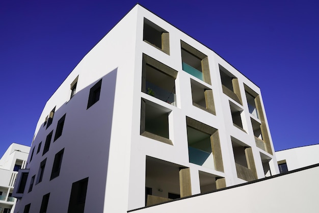 Novos edifícios modernos com canto de fachada branca e céu azul em casas reais on-line para escritório e apartamento