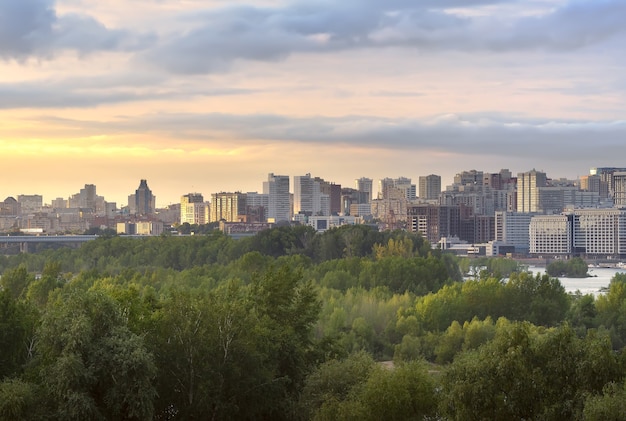 Novosibirsk al atardecer entre la vegetación