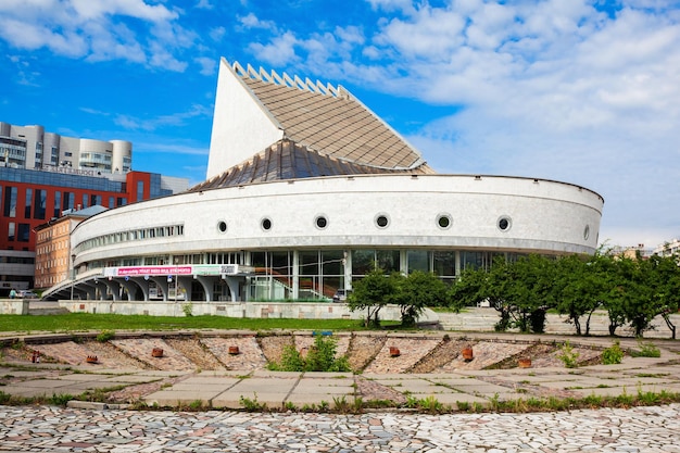 NOVOSIBIRSK, Rusia - 04 de julio de 2016: Globus (Teatro Académico de Novosibirsk) es un teatro en la ciudad de Novosibirsk, Siberia, Rusia. Antiguamente se conocía como el teatro del Joven Espectador.
