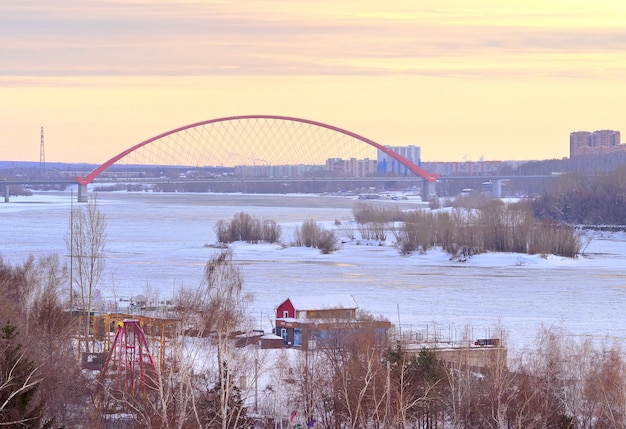 Novosibirsk Siberia Rusia 18122020 Tarde en el muelle Ob Winter el hielo en el río