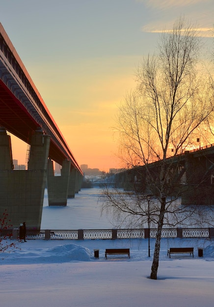 Novosibirsk Sibéria Rússia 29012022 Pontes no aterro de inverno Metro e pontes comunais