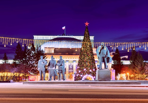 Nowosibirsk Sibirien Russland 0162022 Lenin-Platz nachts im Winter Neujahr Dekoration