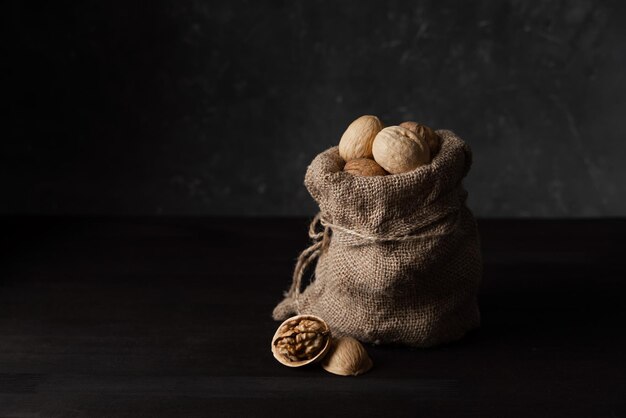 Noz com casca em uma bolsa de lona