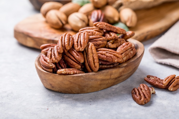 Foto noz de noz-pecã sem casca. as nozes são ricas em vários oligoelementos e vitaminas