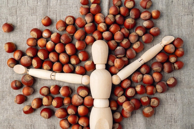 Nozes cruas inteiras em um pano de guardanapo Paleo conceito de cozinha de cozimento de dieta