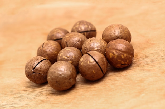 Nozes de macadâmia inshell saudáveis e orgânicas. Uma noz cara para a dieta cetônica.