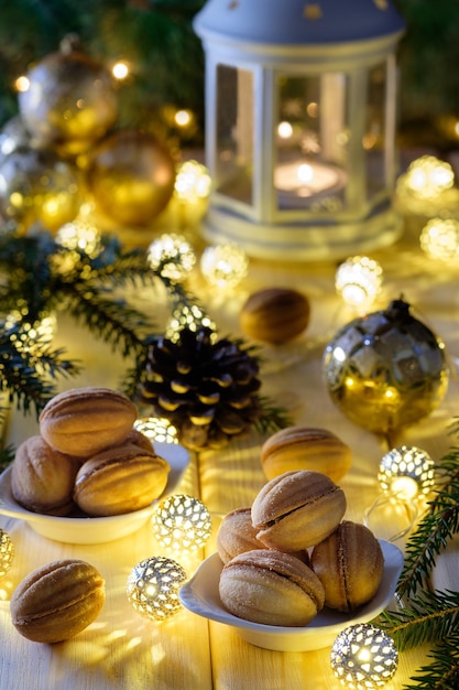 Nozes doces na mesa festiva de Natal