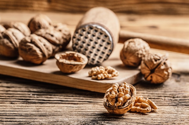 Nozes inteiras e abertas com grãos de noz em uma mesa de madeira Frutas saudáveis, salgadinhos crus orgânicos, grãos de nozes