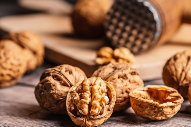 Nozes inteiras e abertas com grãos de noz em uma mesa de madeira Frutas saudáveis, salgadinhos crus orgânicos, grãos de nozes