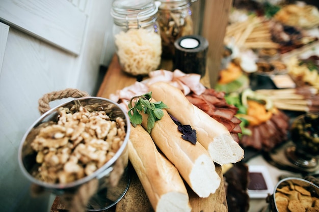 Nozes no balde em uma mesa de buffet de casamento lanchesx9