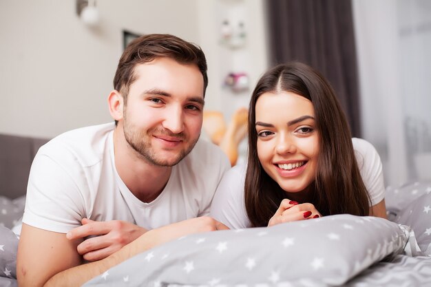 Íntima sensual joven pareja en el dormitorio disfrutando el uno del otro