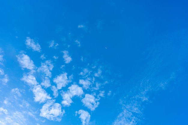 Nube abstracta sobre fondo de cielo azul.