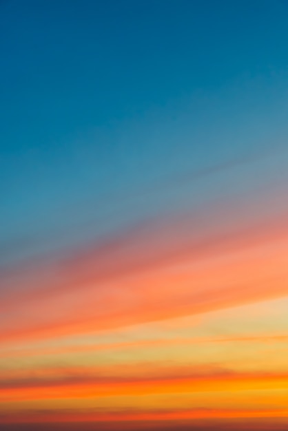 Foto nube anaranjada y luz anaranjada del sol a través de las nubes