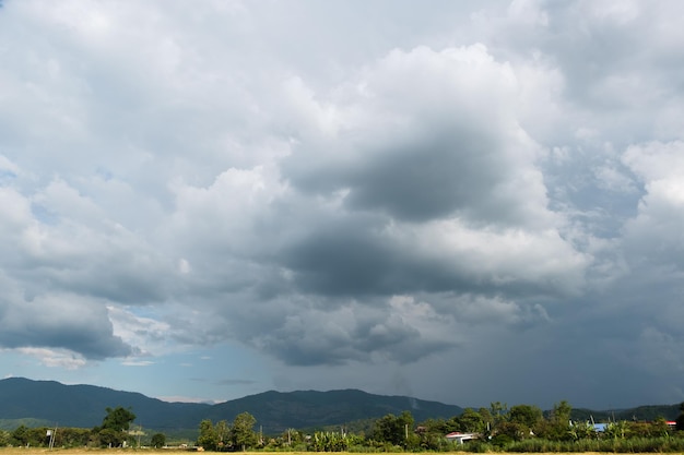 Foto nube antes de nubes tormentosas lluviosas