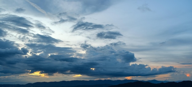 Nube antes de nubes tormentosas lluviosas