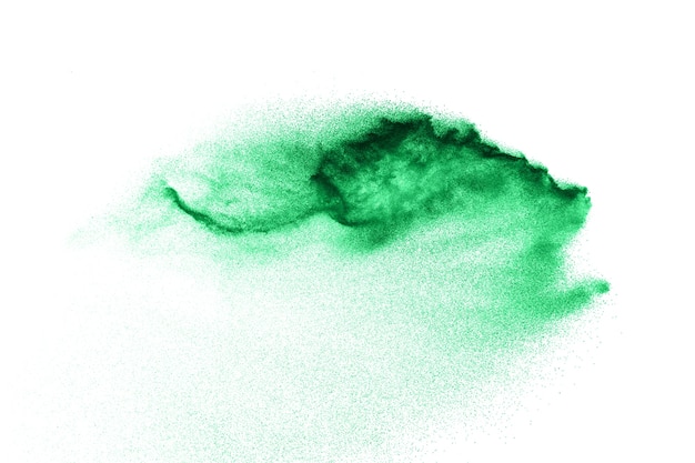Nube de arena abstracta. Chapoteo verde de la arena contra en el fondo blanco. Onda de arena vuela en el aire.