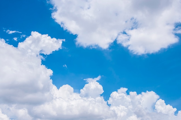 Nube blanca abstracta y cielo azul.