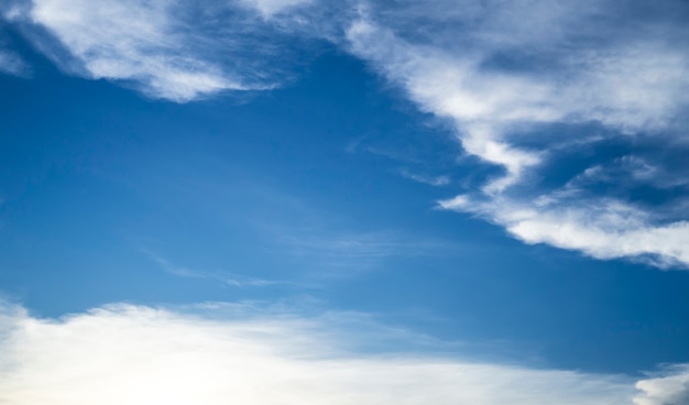 Nube blanca abstracta y cielo azul.