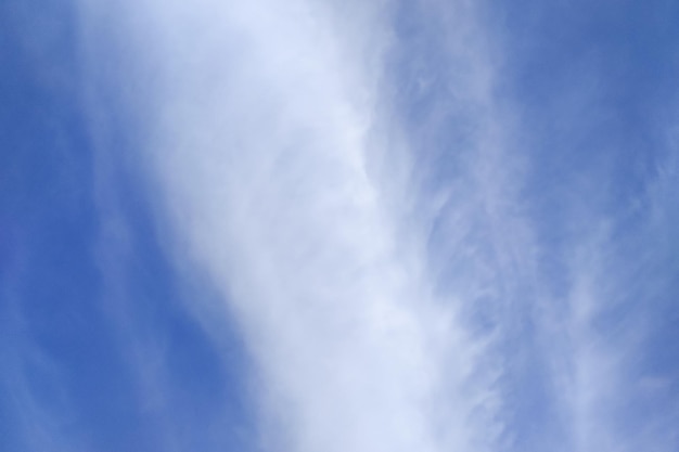 Nube blanca en el cielo azul brillante