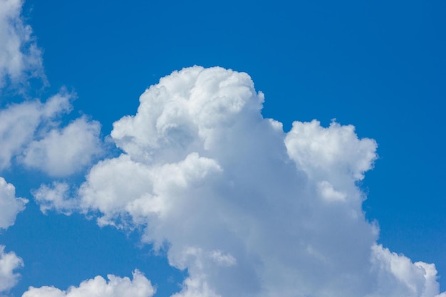 nube blanca en el cielo azul claro