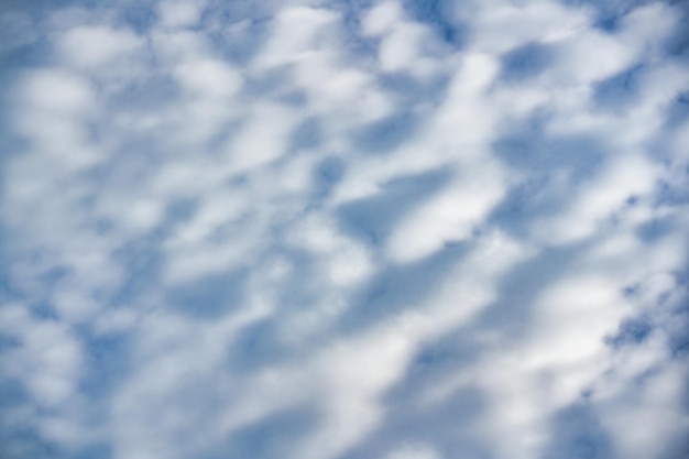 Nube blanca en el cielo azul en un día soleado