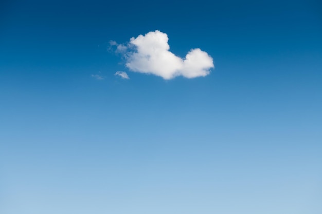 Nube blanca en el cielo azul. Fondo de naturaleza abstracta.