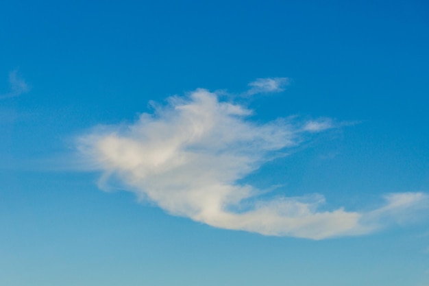 Foto nube blanca en el cielo azul horario de verano