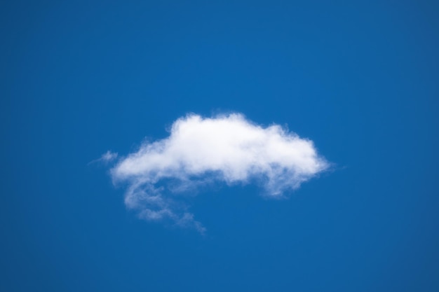 Nube blanca en el cielo azul a la luz del día