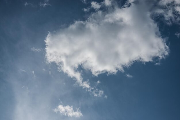 nube blanca en el cielo azul en otoño