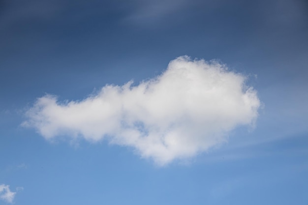 Foto nube blanca en el cielo azul