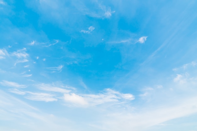 Foto nube blanca en el cielo azul