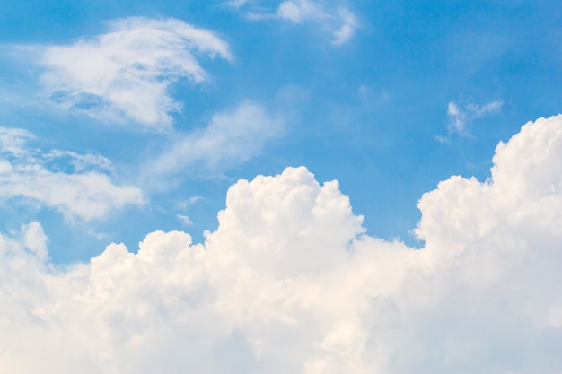 Nube blanca en el cielo azul