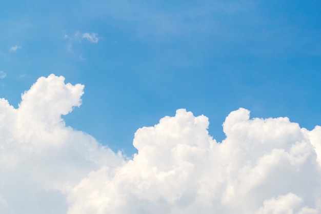 Nube blanca en el cielo azul