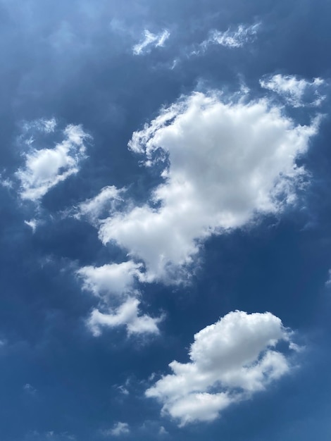 Nube blanca con cielo azul