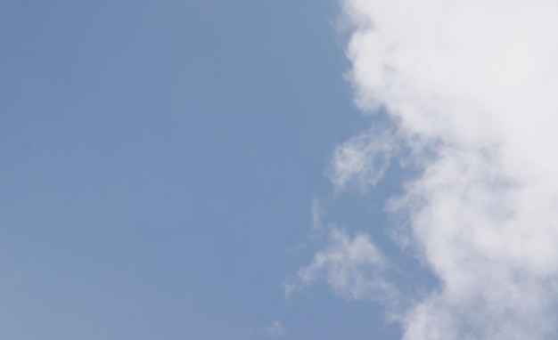 Nube blanca en el cielo azul