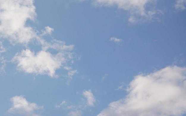 Nube blanca en el cielo azul