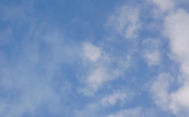 Nube blanca en el cielo azul