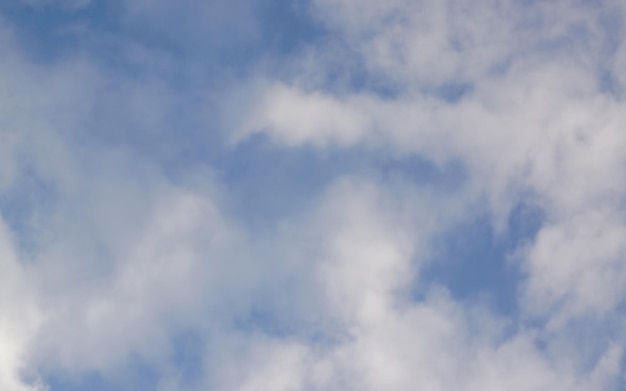 Nube blanca en el cielo azul