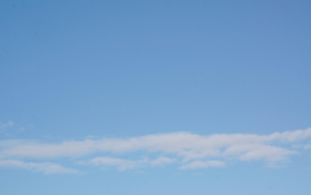 Nube blanca en el cielo azul