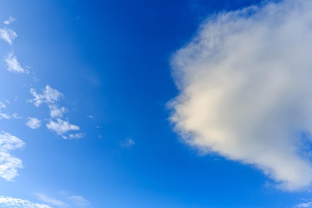 Nube blanca en el cielo azul