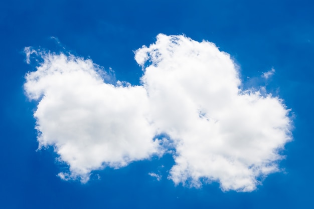 Nube blanca en el cielo azul