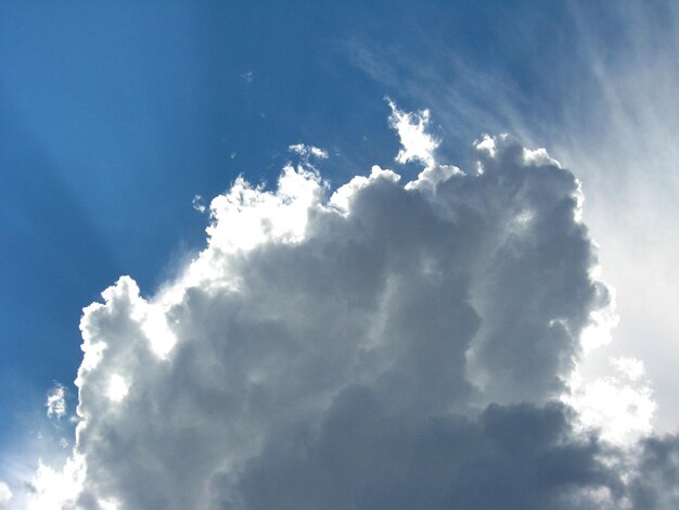 Foto nube blanca en el cielo azul