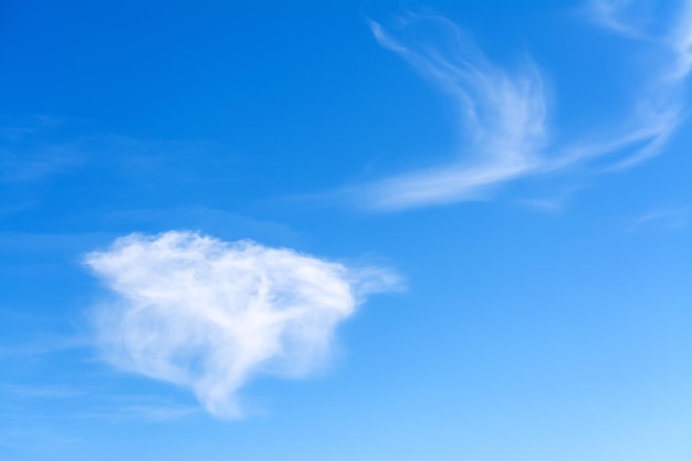 Nube blanca en el cielo