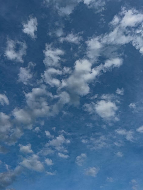 Nube blanca en el cielo