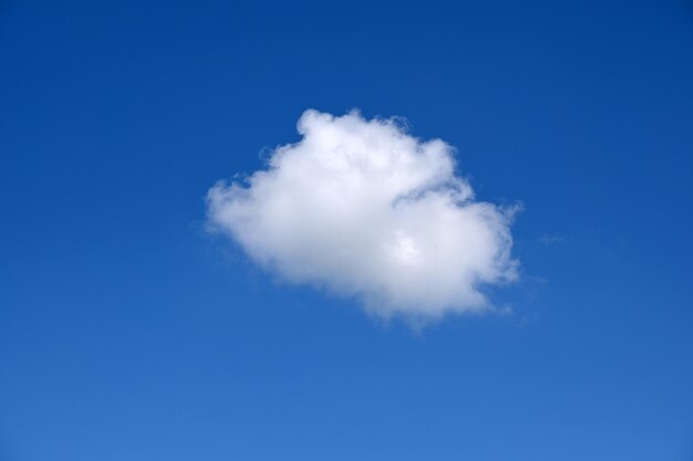 Nube blanca contra el fondo natural del cielo azul