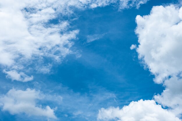 Nube blanca cubrió un cielo azul.