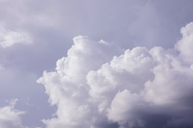 Nube blanca con fondo de cielo azul para el diseño