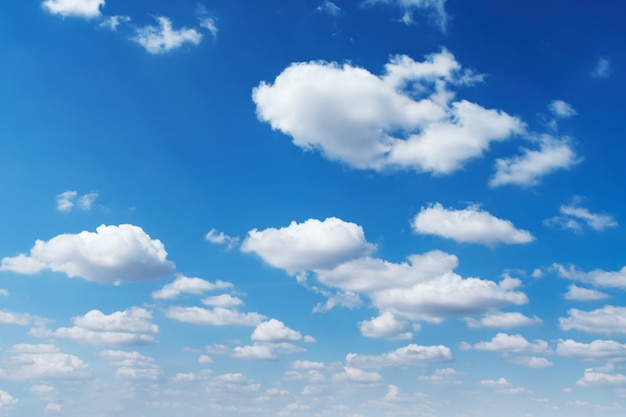 Nube blanca con fondo de cielo azul