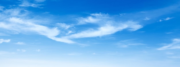 Nube blanca con fondo de cielo azul