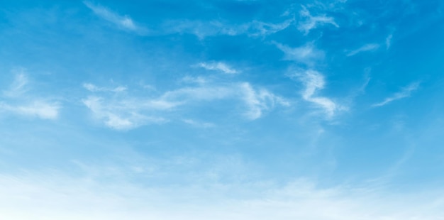 Nube blanca con fondo de cielo azul